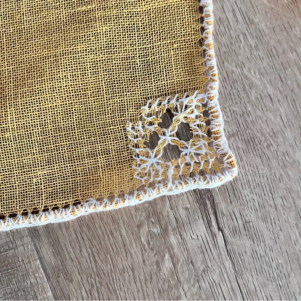 Vtg Beautiful Yellow‎ With White Lace Linen Round Tablecloth 69” & 8 PCs Napkins